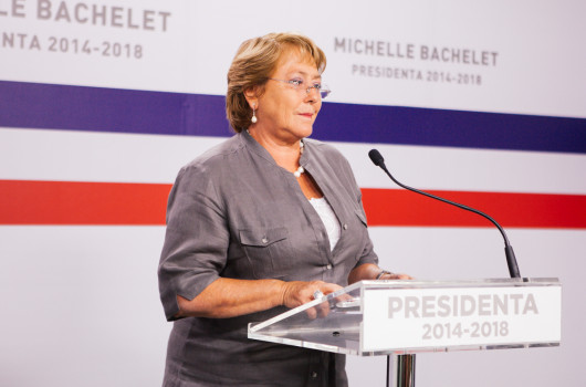 Presidenta electa hablando en el podio.